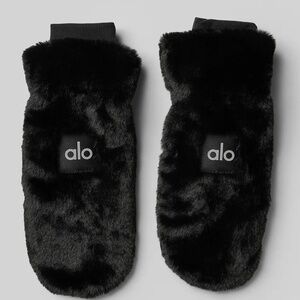 ALO YOGA FAUX FUR MITTENS BLACK M/L NWT